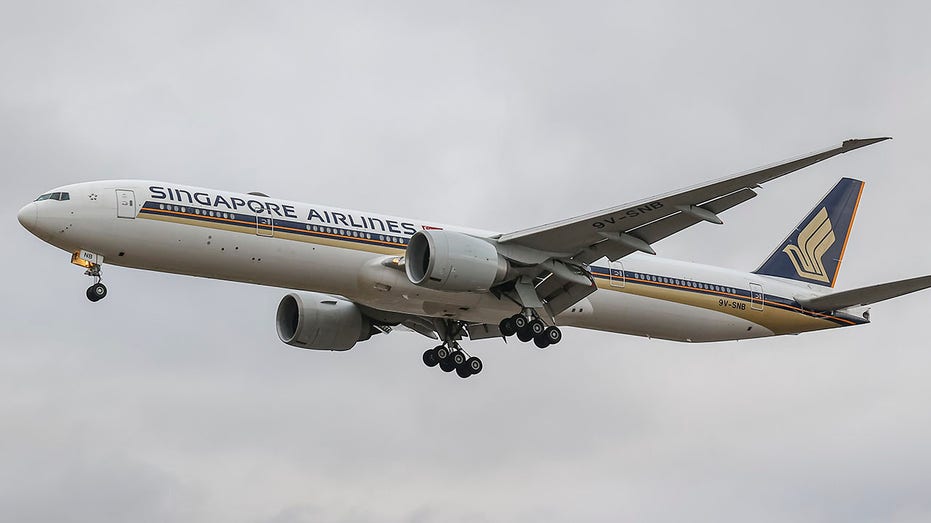 Singapore Airlines plane landing