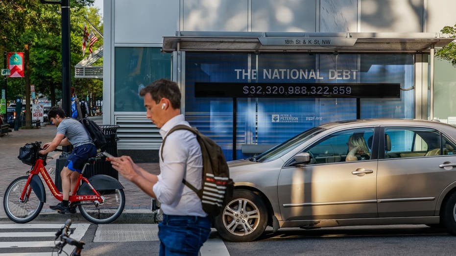 National Debt Street Tracker