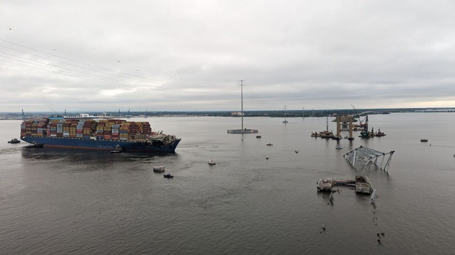 tugboats towing Dali container ship