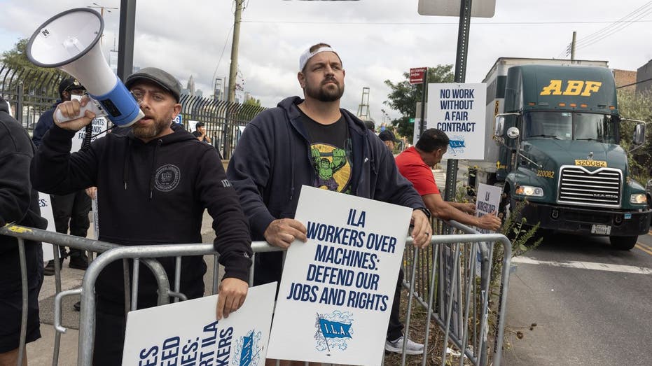 Port strike workers picketing